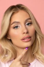 Wet effect L ívű szempilla szett felhelyezve egy szőke modell lányra